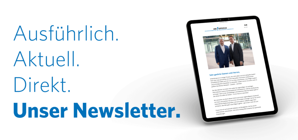 Gezeigt wird ein Tablet, auf dem der Newsletter von ABC Office 24 zu sehen ist, und die Worte "Ausführlich. Aktuell. Direkt. Unser Newsletter."